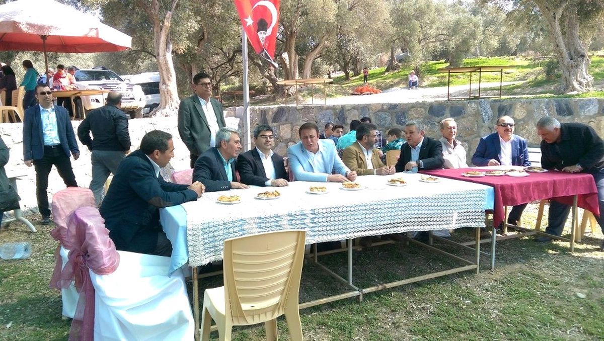Sivas Yıldızeli Kümbet Köylüleri Kuşadası\'ndaki Piknikte Biraraya Geldi