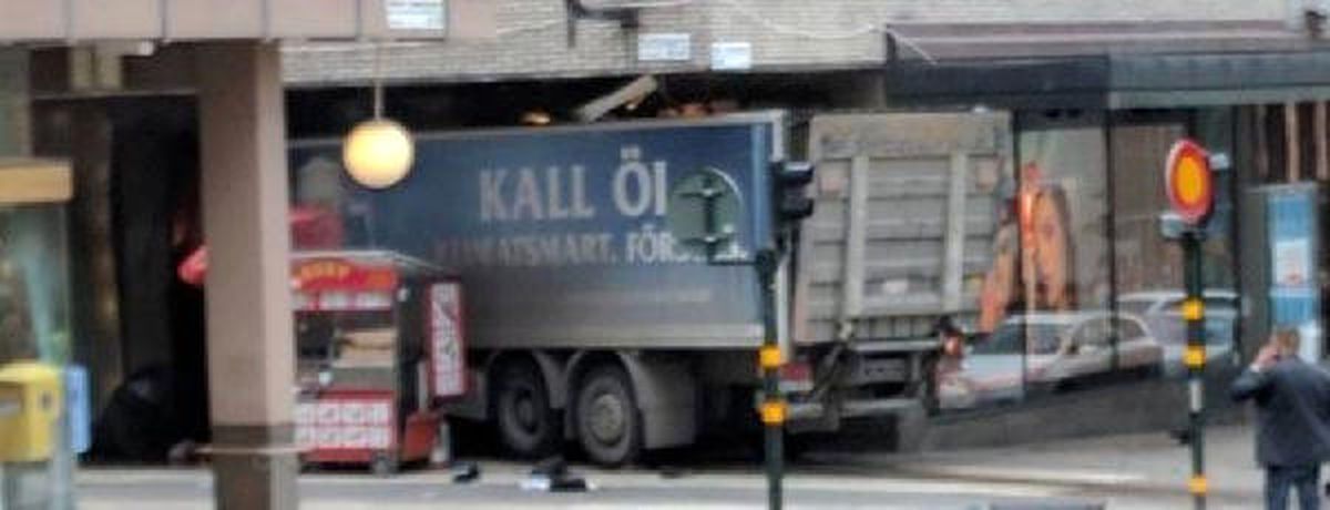 Stockholm\'de Trafiğe Kapalı Caddede Yayaların Üzerine Pikaplı Saldırı: 3 Ölü (2)