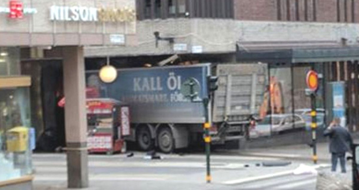Stockholm\'de Trafiğe Kapalı Caddede Yayaların Üzerine Pikaplı Saldırı: 3 Ölü (3)
