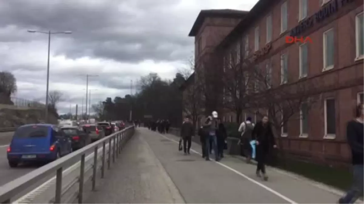 Stockholm\'de Trafiğe Kapalı Caddede Yayaların Üzerine Pikaplı Saldırı 3 Ölü