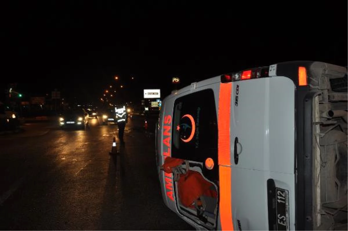 Tarsus\'ta Ambulans ile Otomobil Çarpıştı: 4 Yaralı