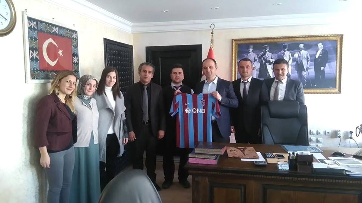 Trabzonlu Öğretmenler Kaymakam Şener\'e Forma Hediye Etti