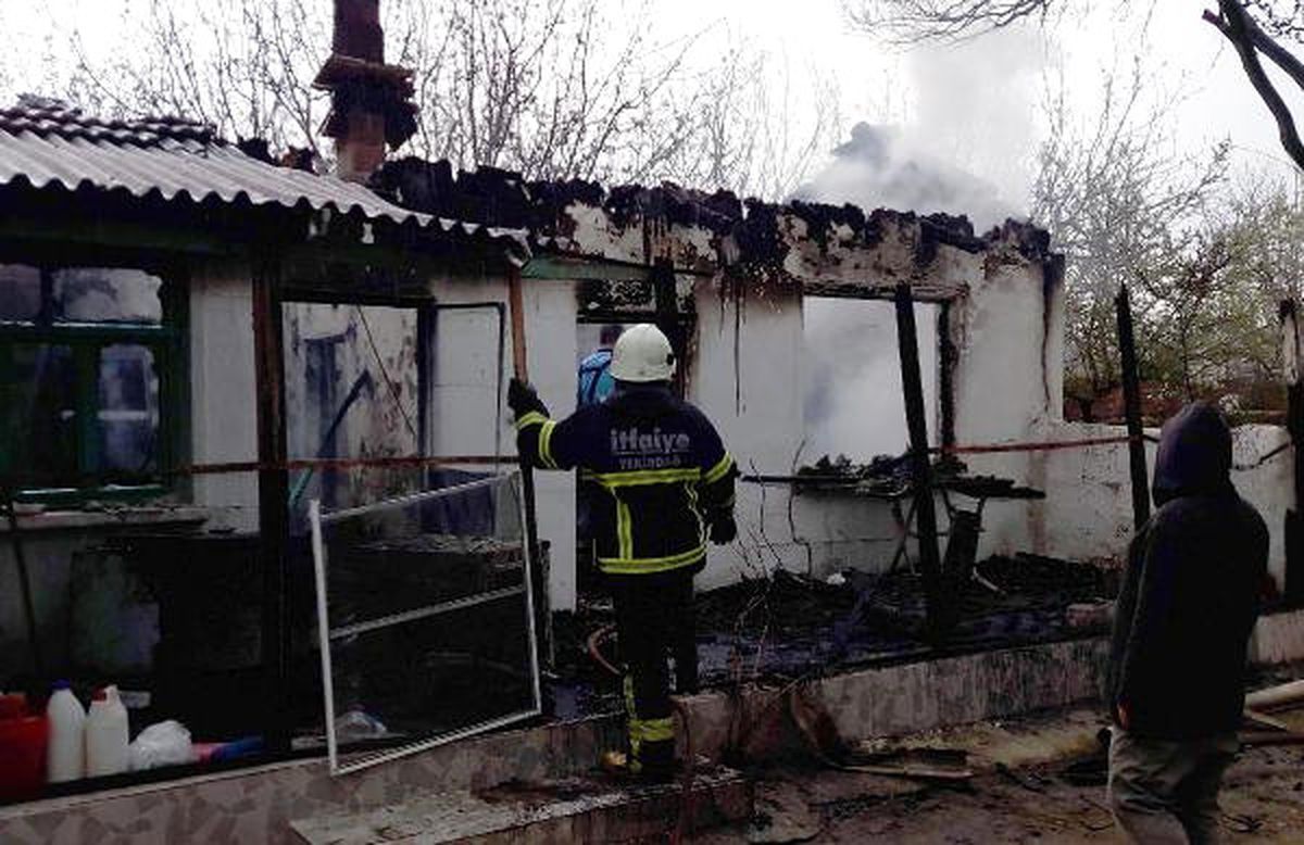 Yaşlı Çift Yanan Evlerinden Güçlükle Kurtuldu