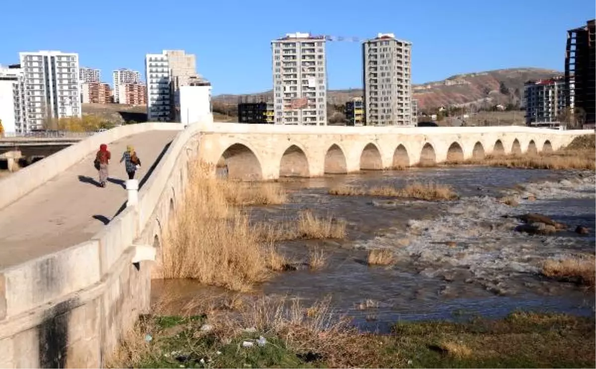 800 Yıllık Tarihi Köprü Neden \'Eğri\' Bilen Yok