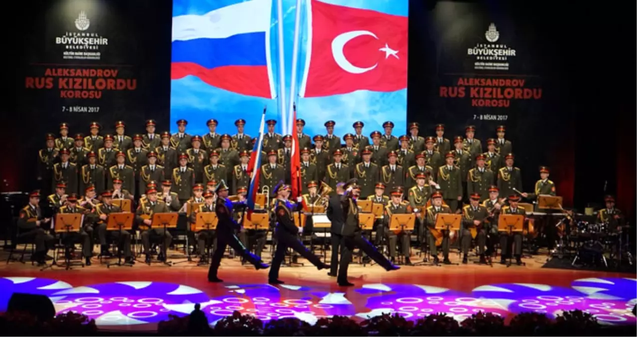 Aleksandrov Rus Kızılordu Korosu İstanbul\'da Konser Verdi