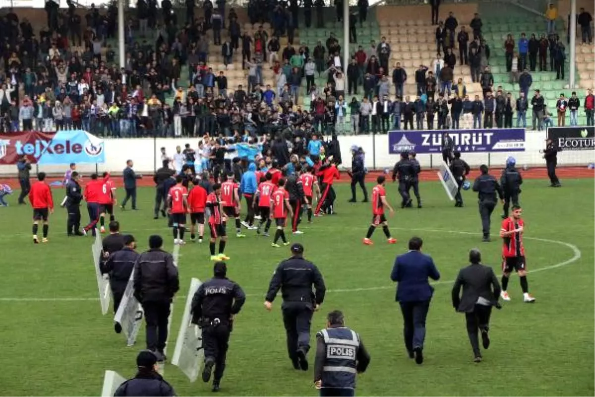 Amatör Maçta Kavga: 2 Polis Yaralı, 7 Gözaltı