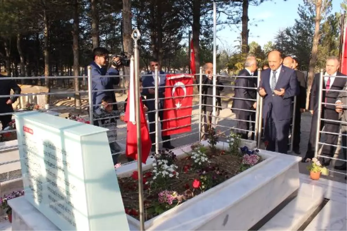 Bakan Işık\'tan Ömer Halisdemir\'in Ailesine Taziye Ziyareti