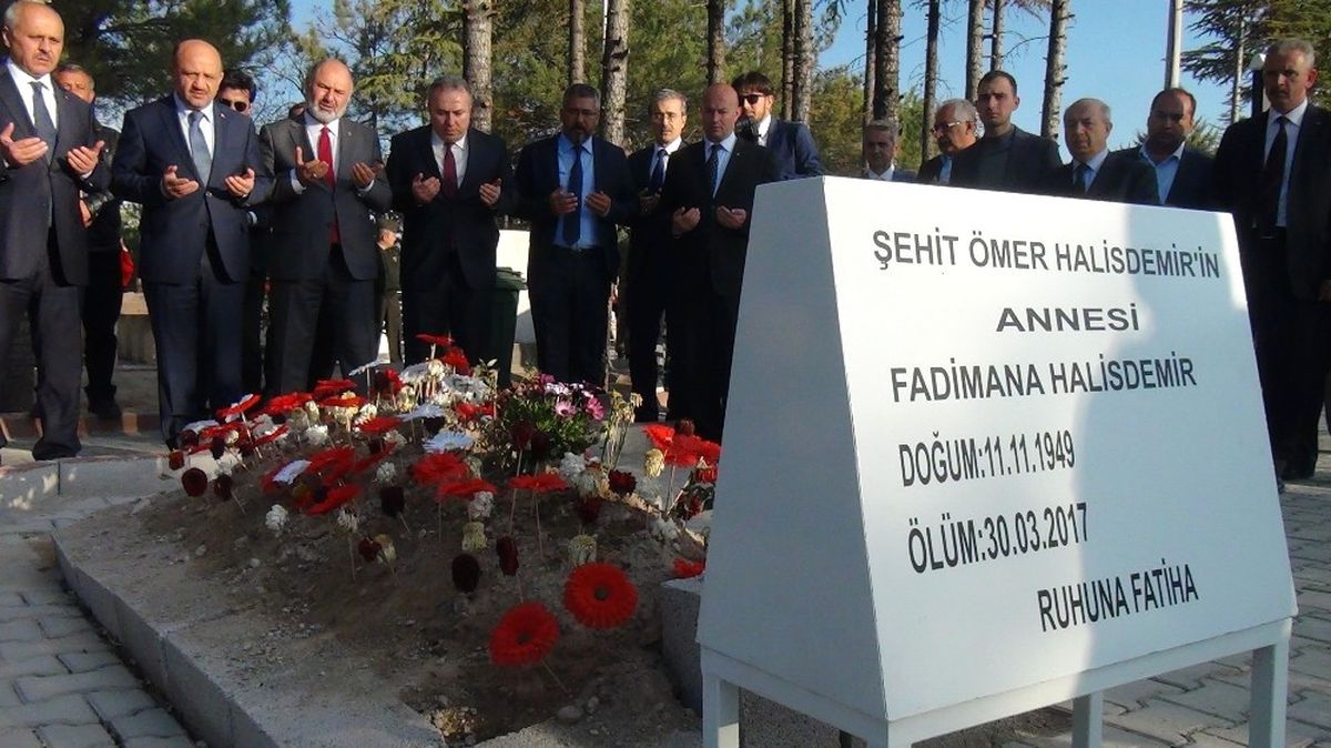 Bakan Işık\'tan Şehit Astsubay Ömer Halisdemir ile Annesinin Kabrine Ziyaret