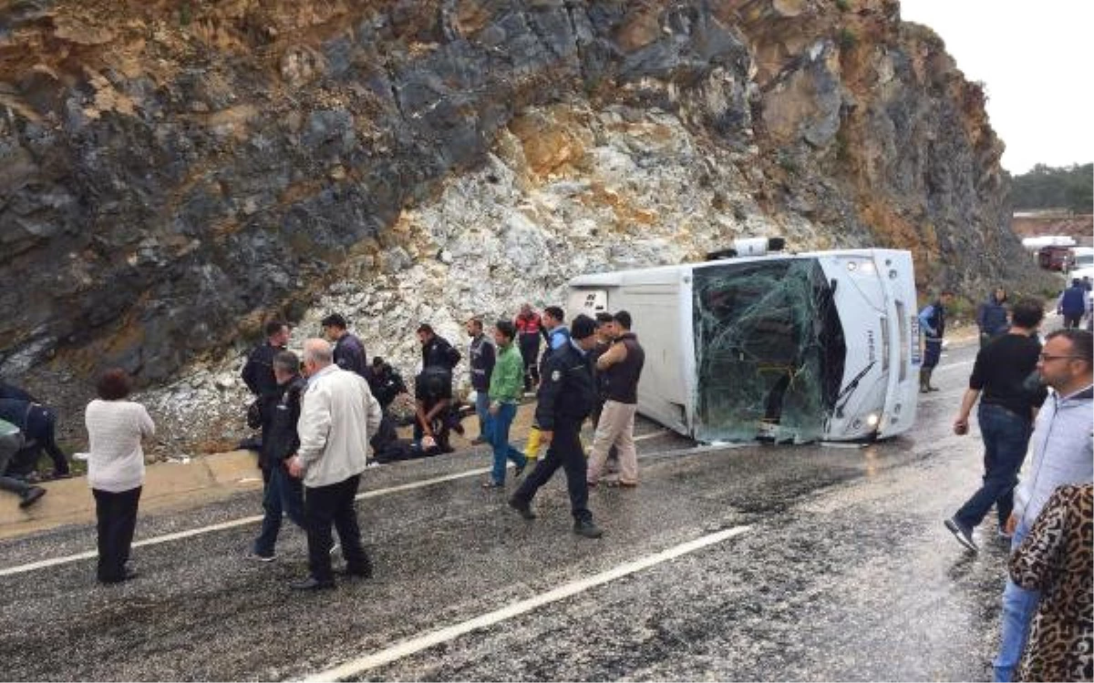 Çevik Kuvvet Otobüsü Devrildi; 9 Polis Yaralandı