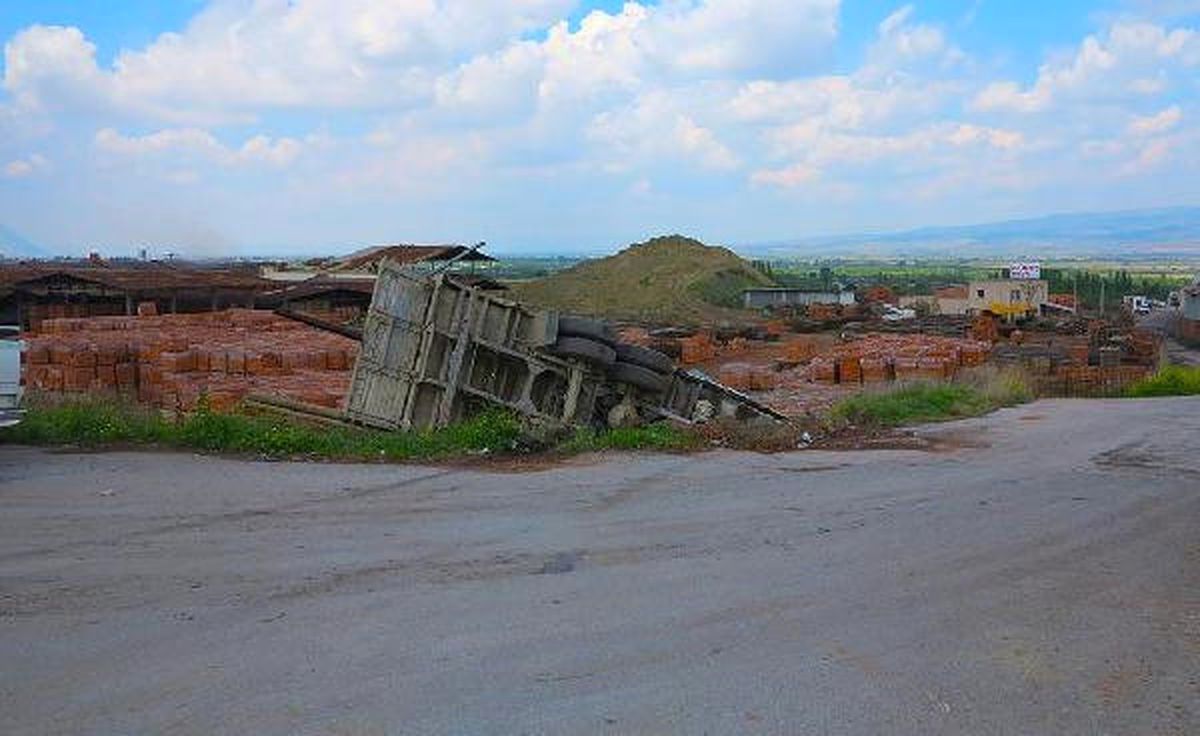 Freni Boşalan Kamyon Şarampole Uçtu