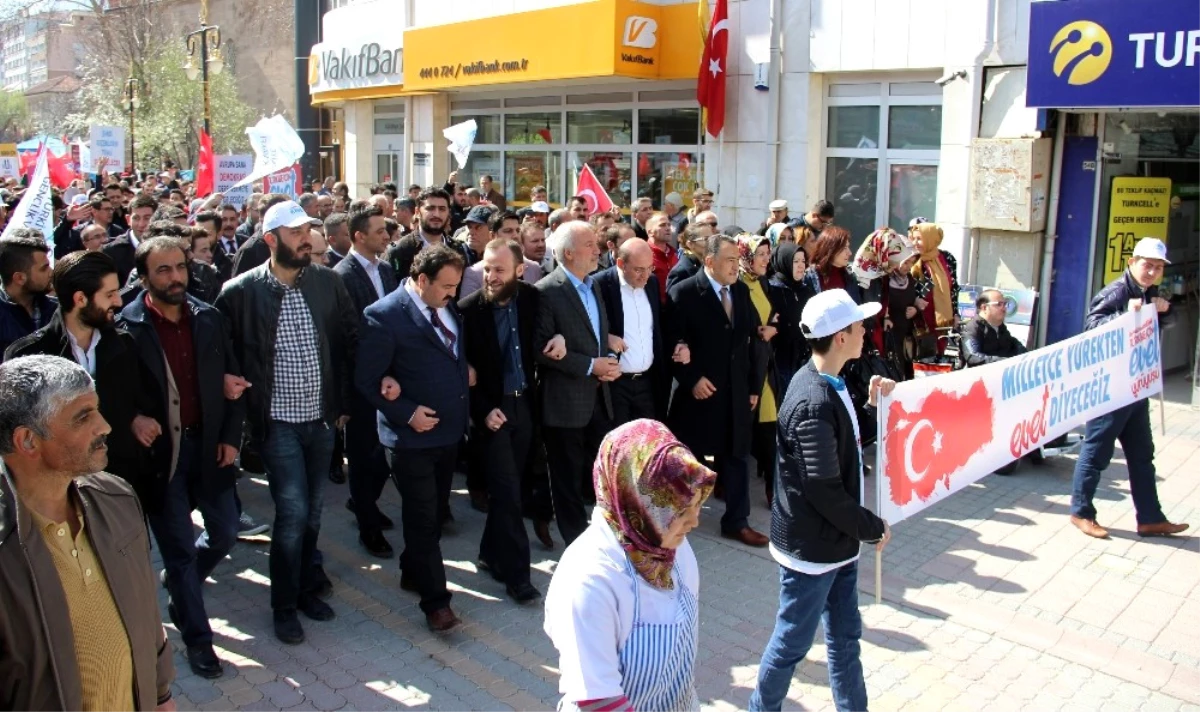 Kütahya\'da Türkiye Gençlik Vakfı Üyesi Gençlerden \'Evet\' Yürüyüşü