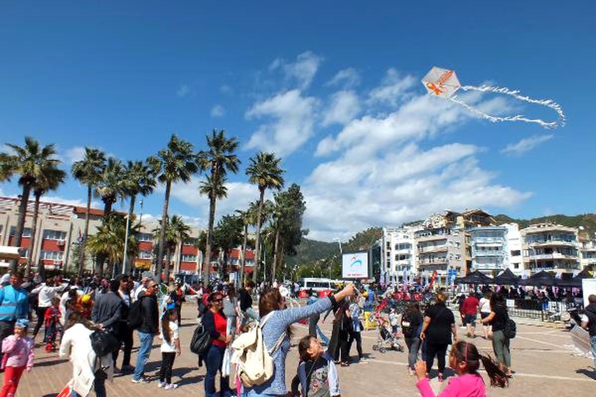 Marmaris\'te \'Hayır\'lı Uçurtma Şenliği