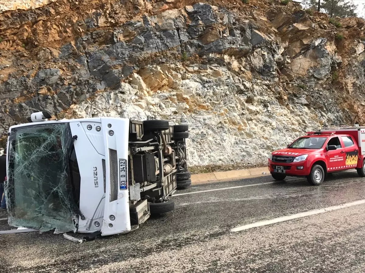 Mersin\'de Çevik Kuvvet Otobüsü Devrildi: 9 Yaralı