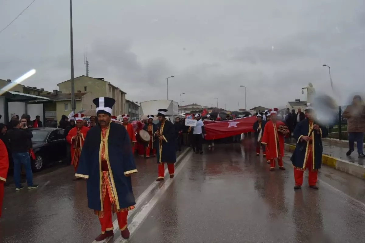 Sinop\'ta Yağmur Altında "Evet" Yürüyüşü