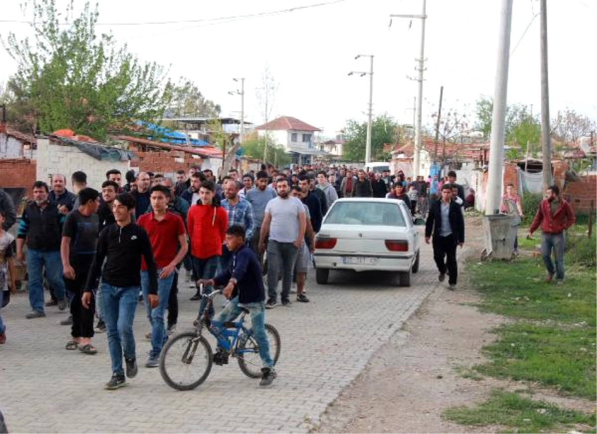 İzmir\'de Tehlikeli Gerginlik! Torbalı\'da Halk Ayaklandı; 500 Suriyeli Mahalleyi Terk Etti