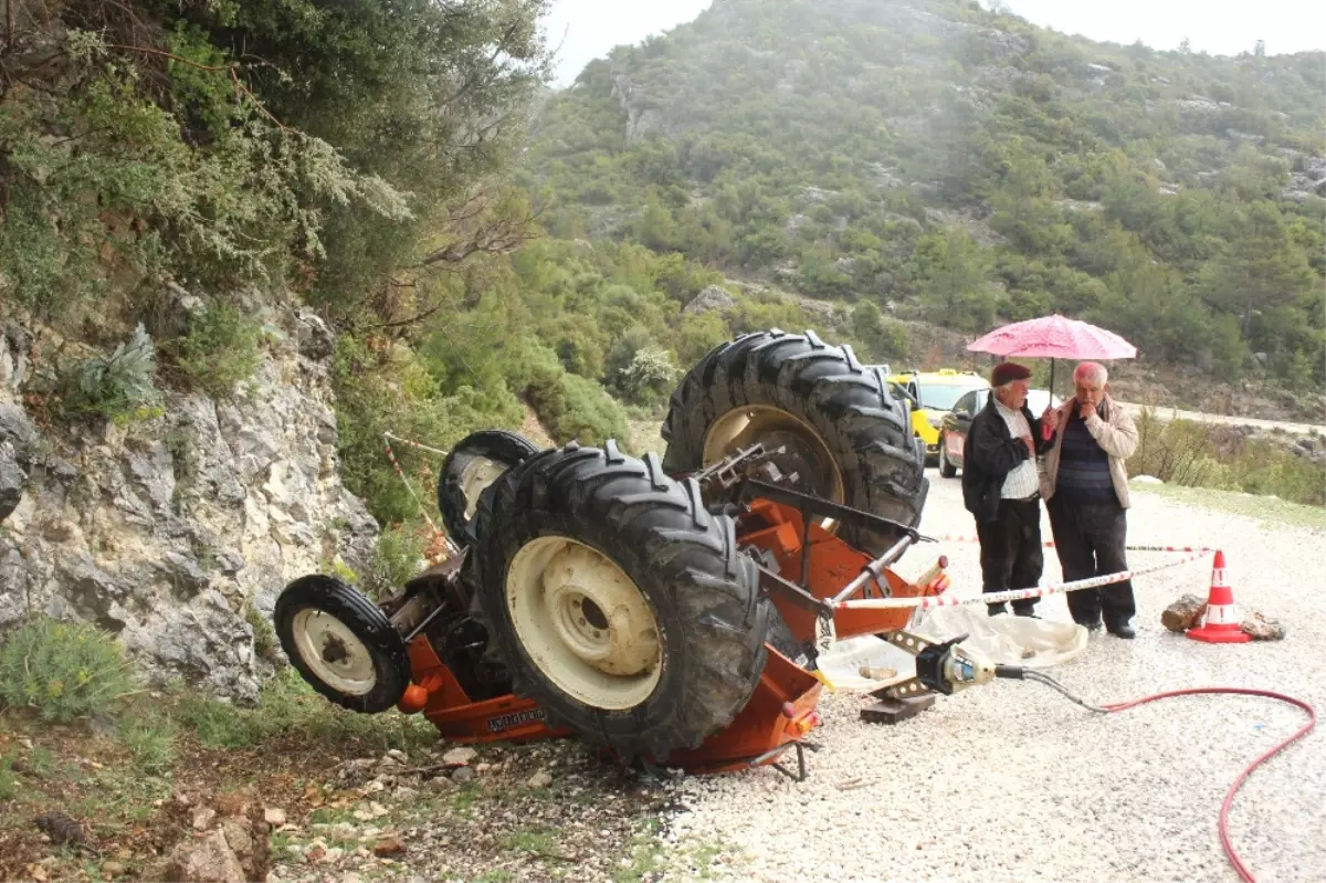 Traktör Devrildi: 1 Ölü, 4 Yaralı