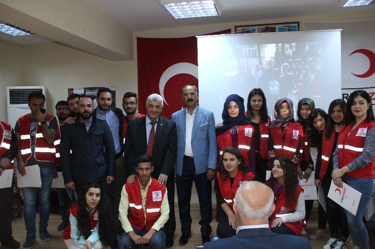 Türk Kızılayı Gönüllülerine Teşekkür Belgesi Verildi