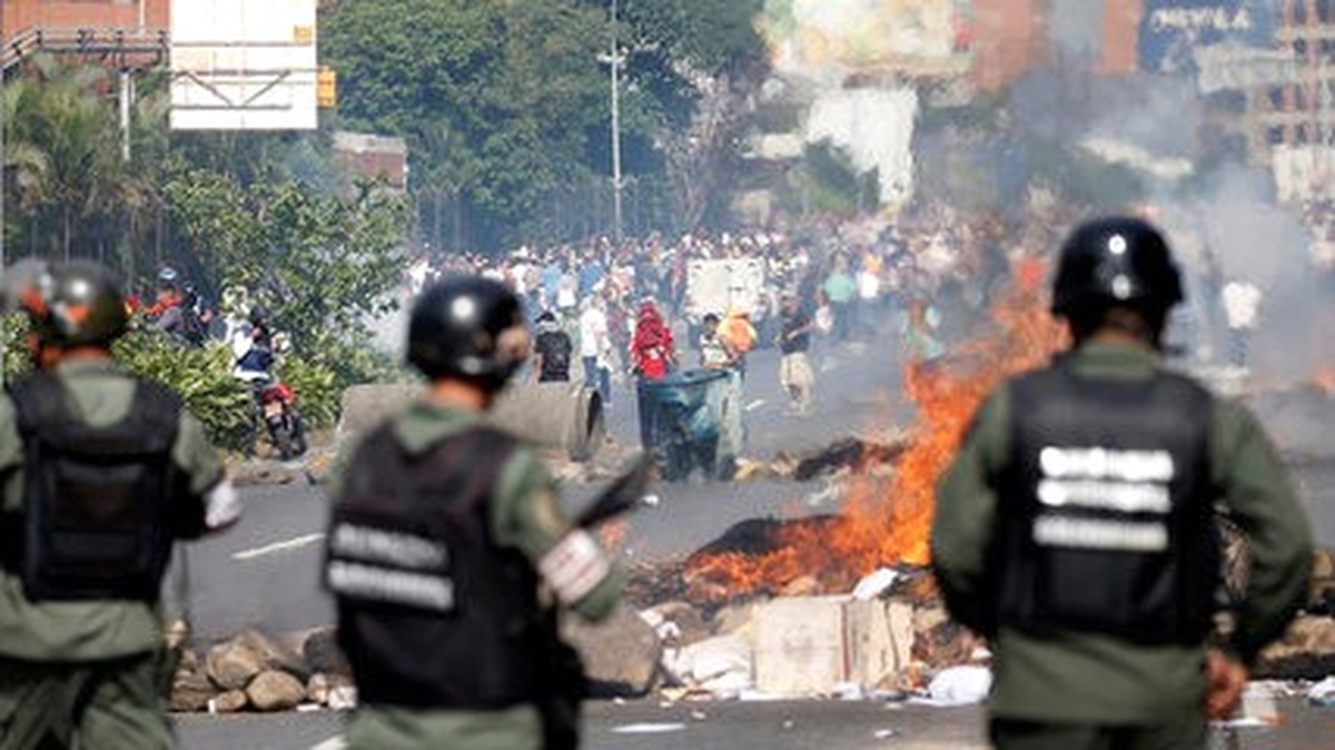 Venezuela\'da Maduro Karşıtları Yine Sokaktaydı