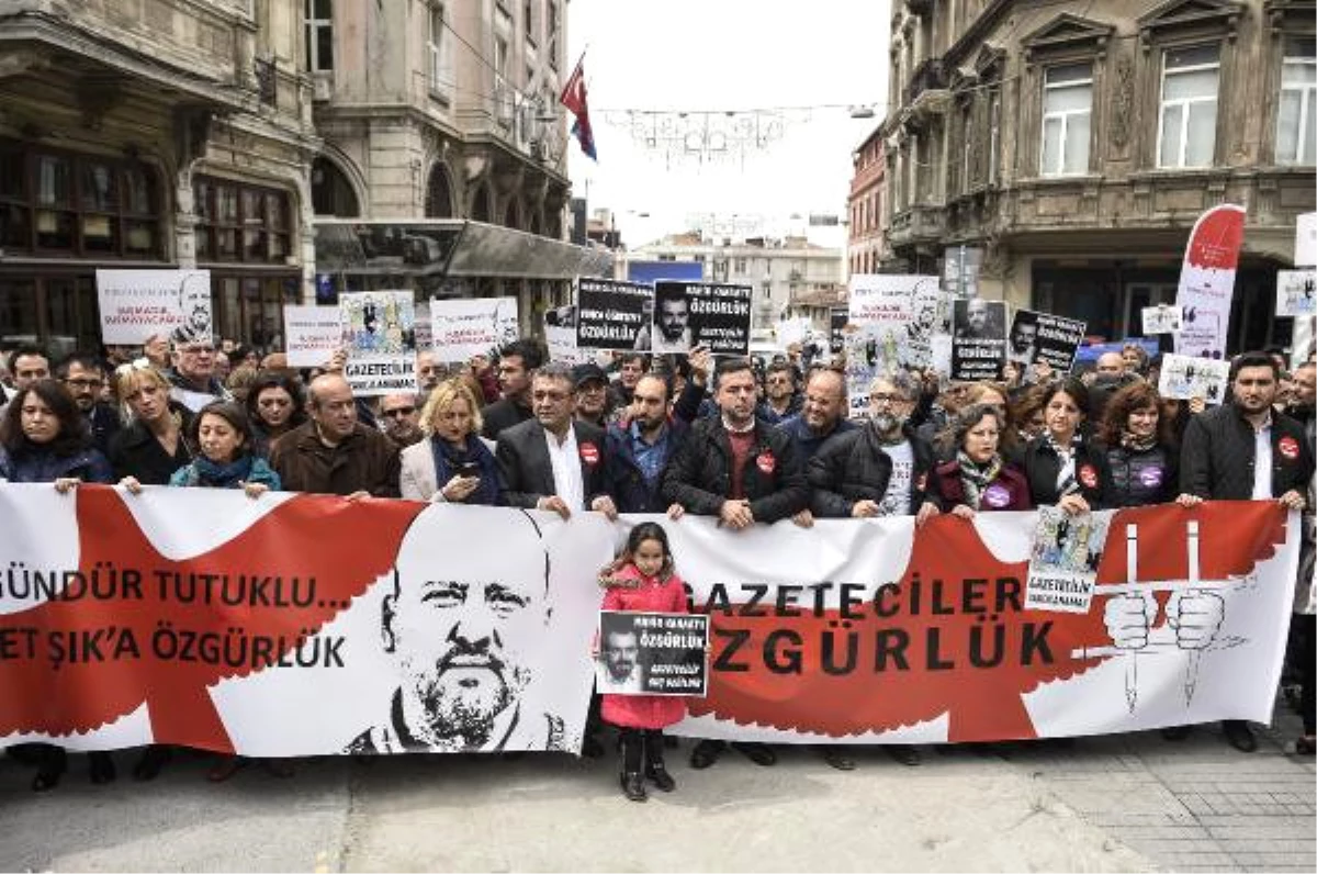 Ahmet Şık\'ın Tutukluluğu\'nun 100\'üncü Gününde 100 Adımlık Yürüyüş