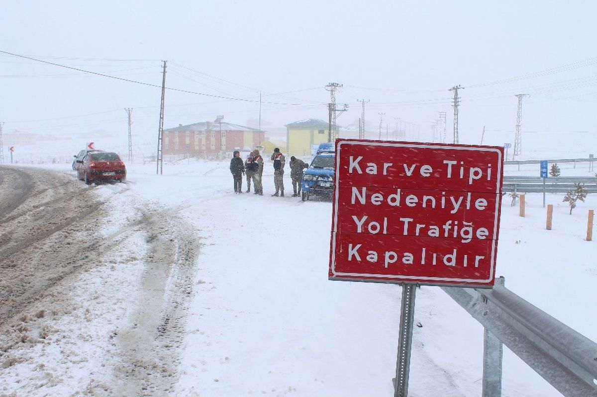 Ardahan\'da Ulaşıma Kar ve Tipi Engeli