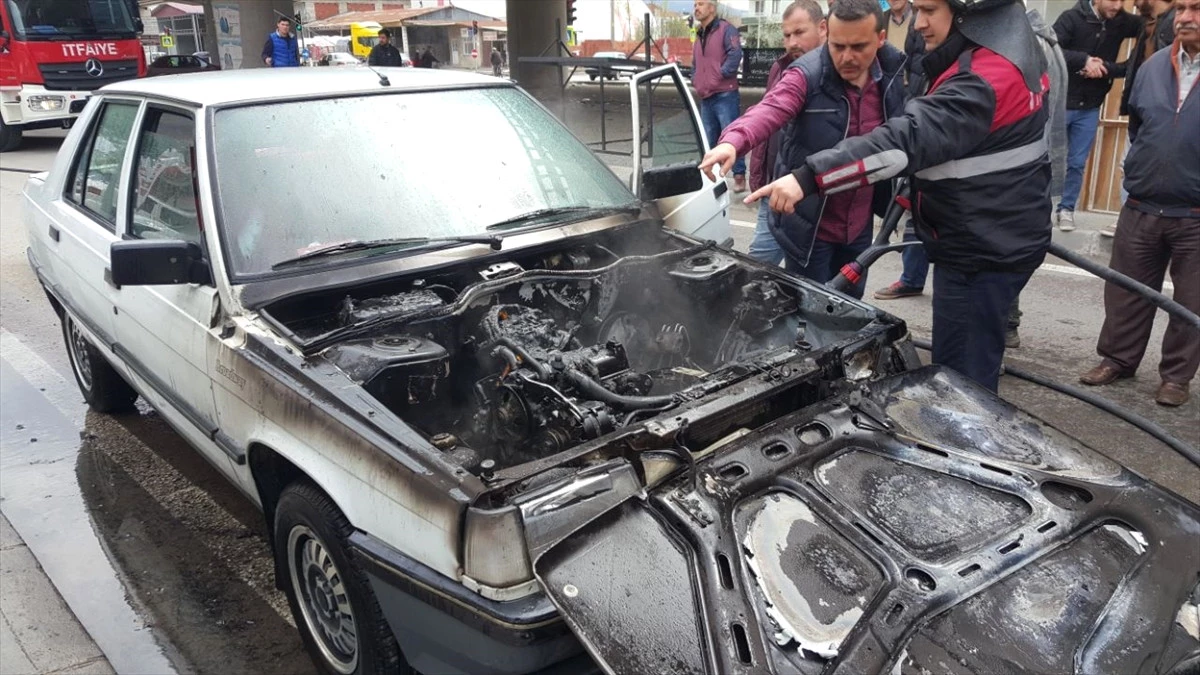 Bafra\'da Seyir Halindeki Otomobil Yandı