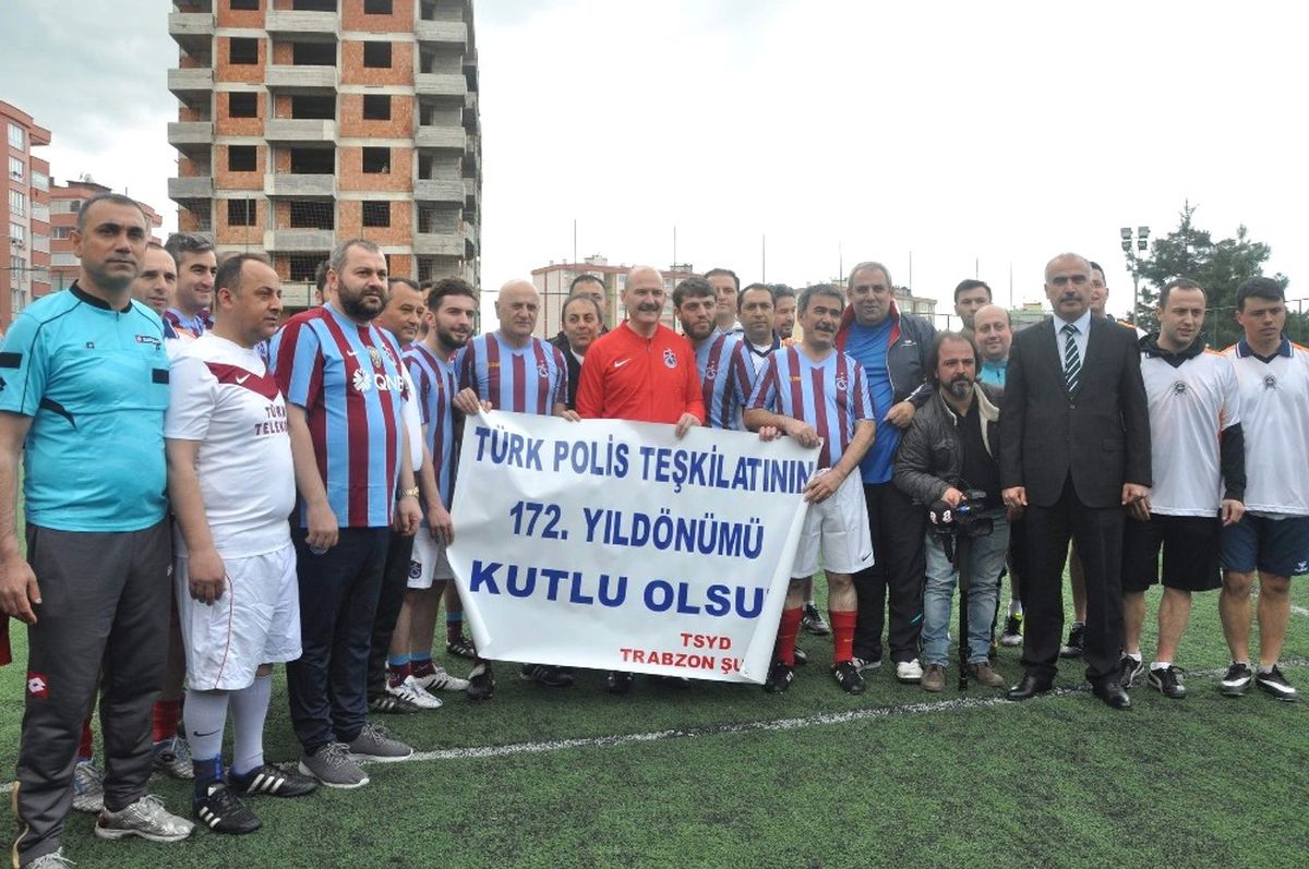 Bakan Soylu Trabzon\'da Polisler ve Basın Mensupları ile Halı Saha Maçı Yaptı