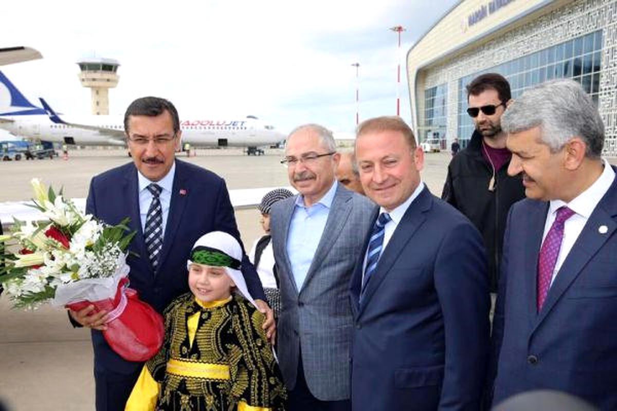 Bakan Tüfenkci, Yağdan 2 Kez Dağılan Kalabalığa 3\'üncüde Konuşabildi