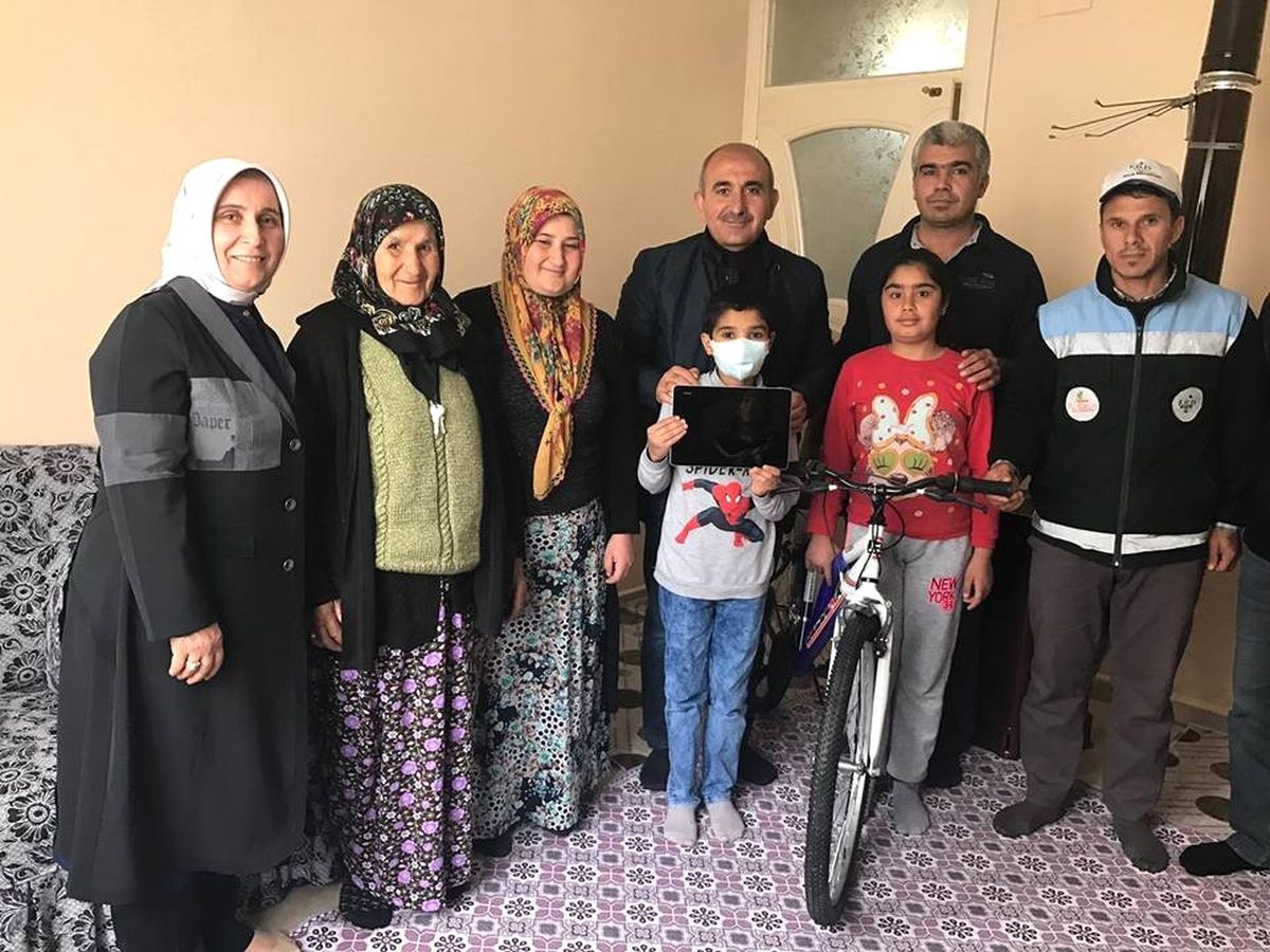Başkan Kara Lösemi Hastası Çocuğa Bisiklet ve Tablet Hediye Etti