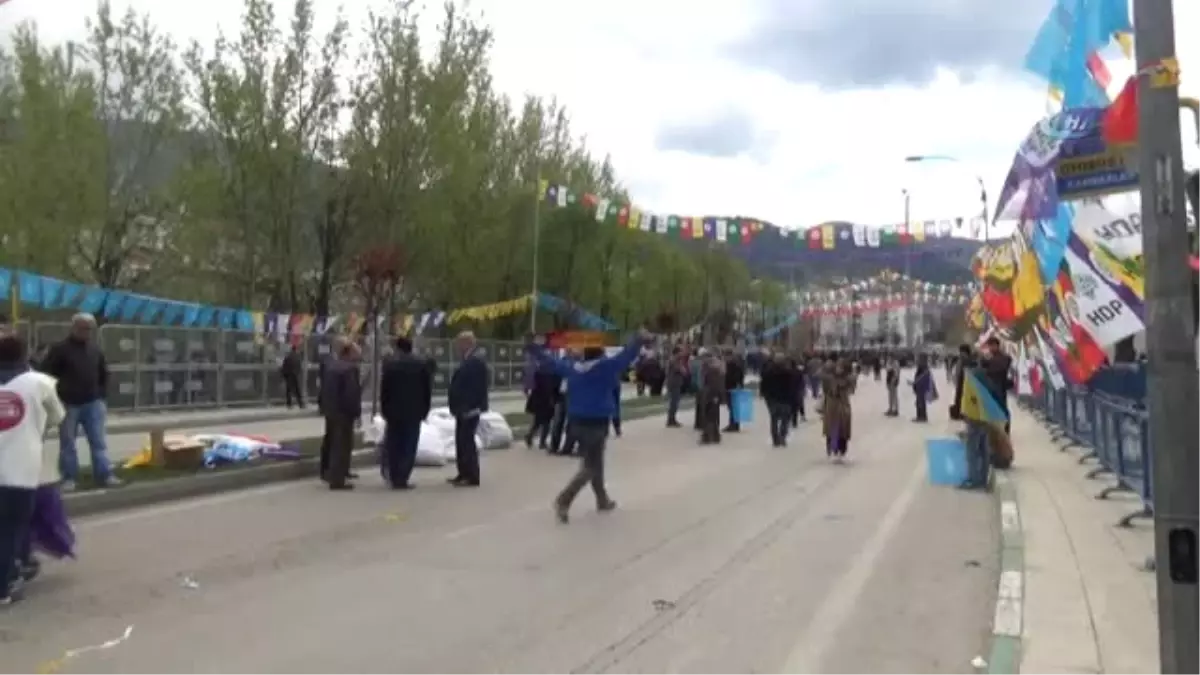 Bursa\'da Az Katılımlı Hdp Mitinginde Dikkat Çeken Güvenlik Önlemi
