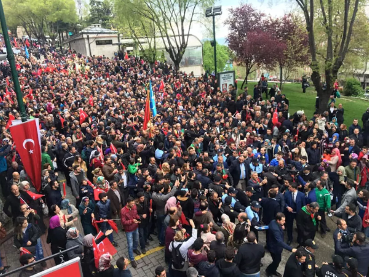 Bursa\'da Diriliş Ertuğrul İzdihamı! Oyuncuları Polis Kurtardı