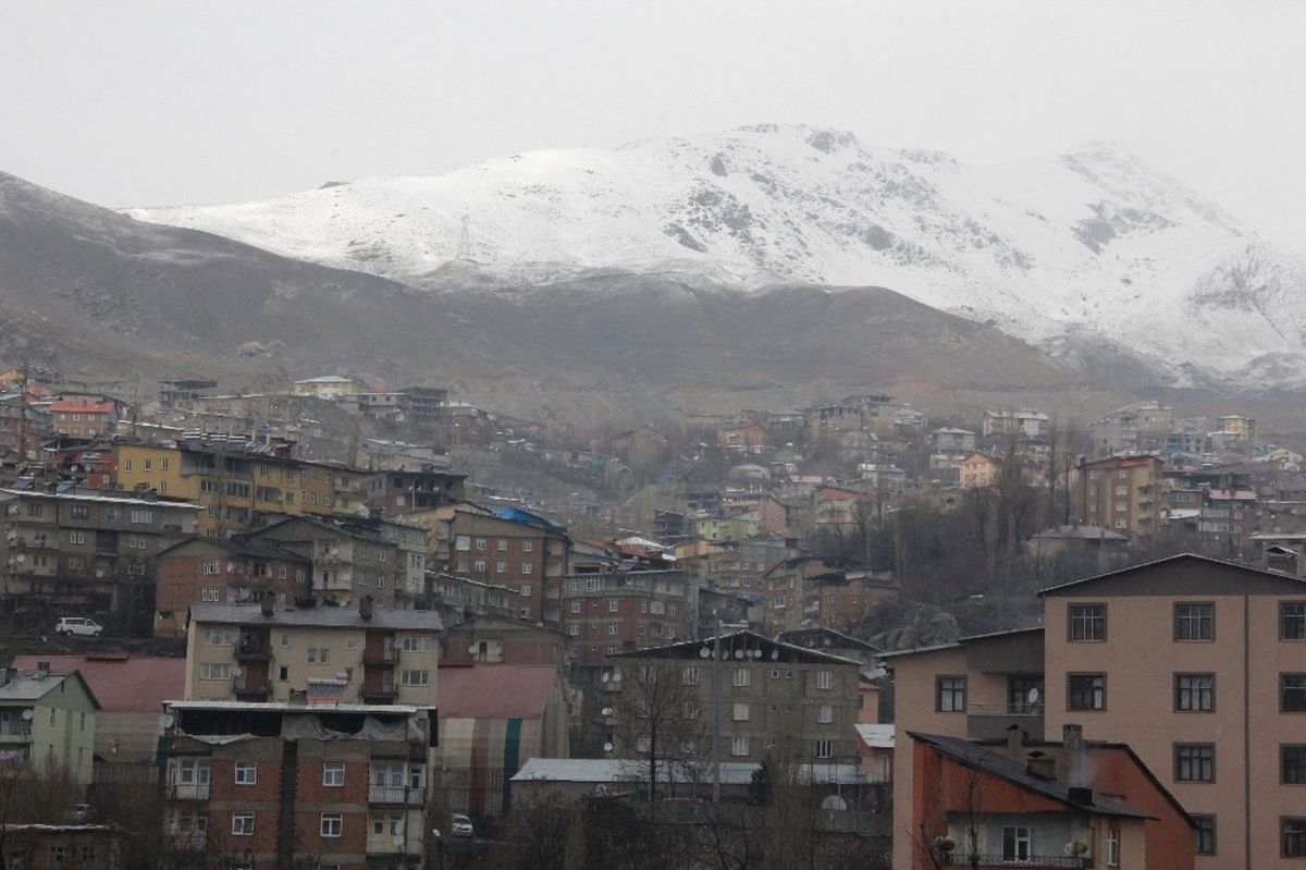 Hakkari\'nin Yüksek Kesimlerine Kar Yağdı