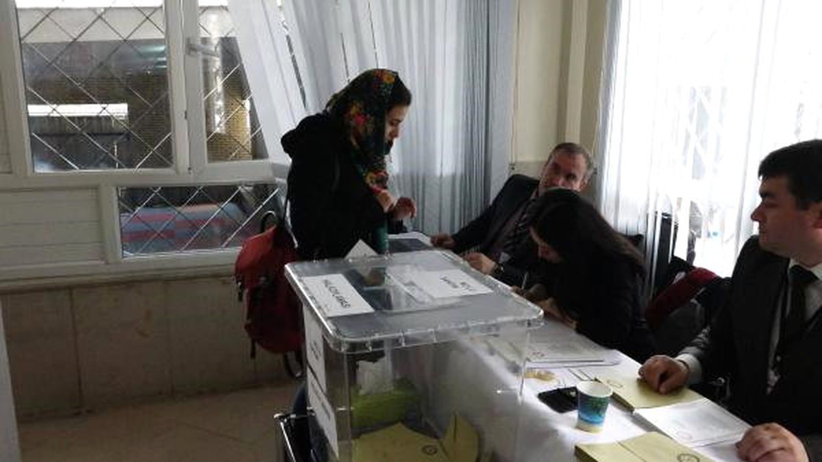 İran\'daki Türkler Referandum İçin Oy Kullandı