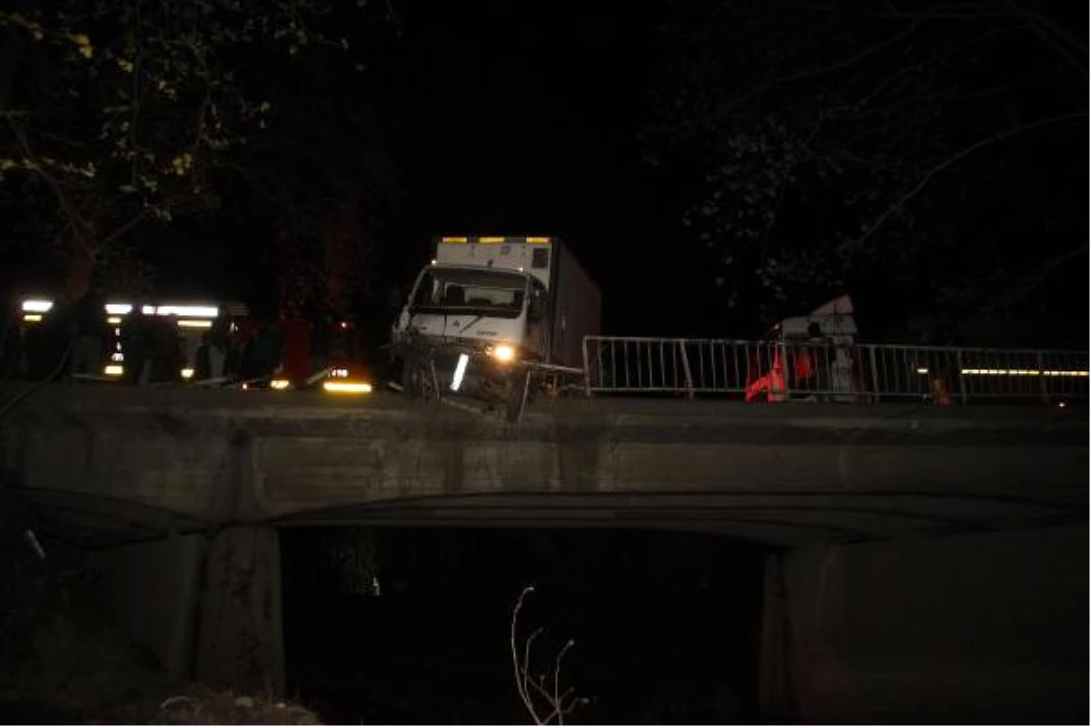 Kamyonet Köprüde Asılı Kaldı