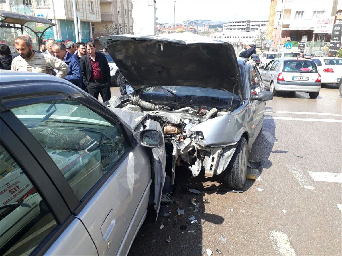 Kocaeli\'de Trafik Kazası: 3 Yaralı