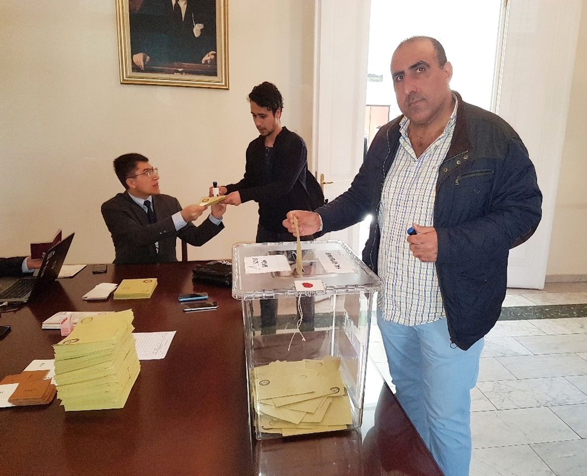 Macaristan\'da Türk Seçmenler Referandum İçin Sandık Başında