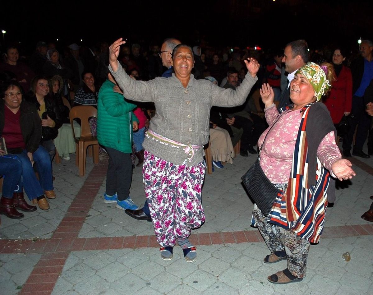 Manisa\'da Romanlar Hem Coştu, Hem Coşturdu