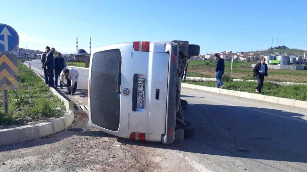 Minibüs ile Otomobil Çarpıştı: 4 Yaralı