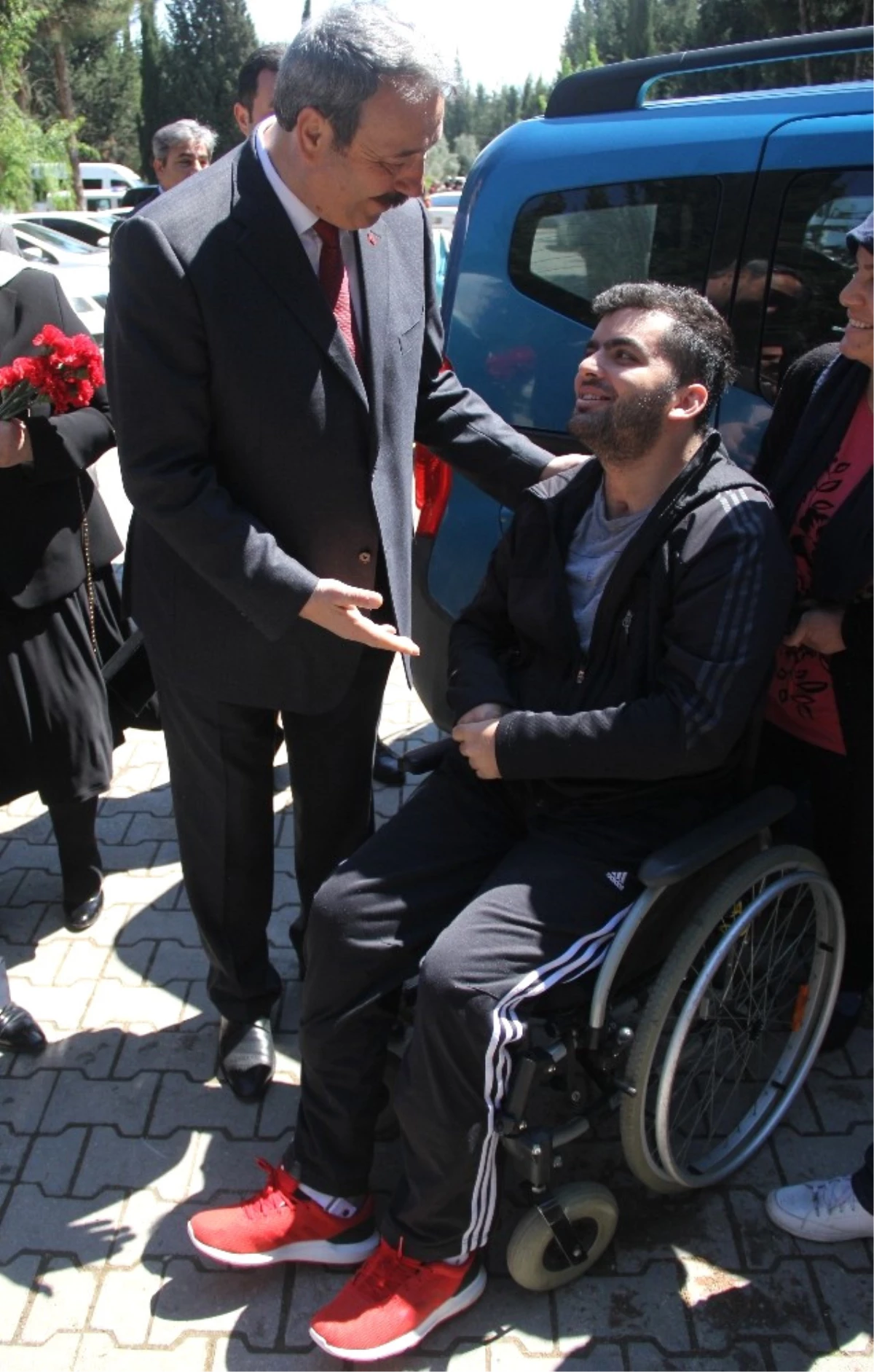 Öğrenciyken Gazi Oldu, Tekerlekli Sandalye ile Şehitleri Ziyaret Etti