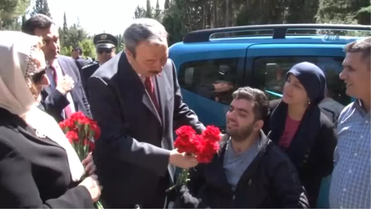 Polis Okuluna Düzenlenen Saldırıda Gazi Oldu, Tekerlekli Sandalye ile Şehitleri Ziyaret Etti