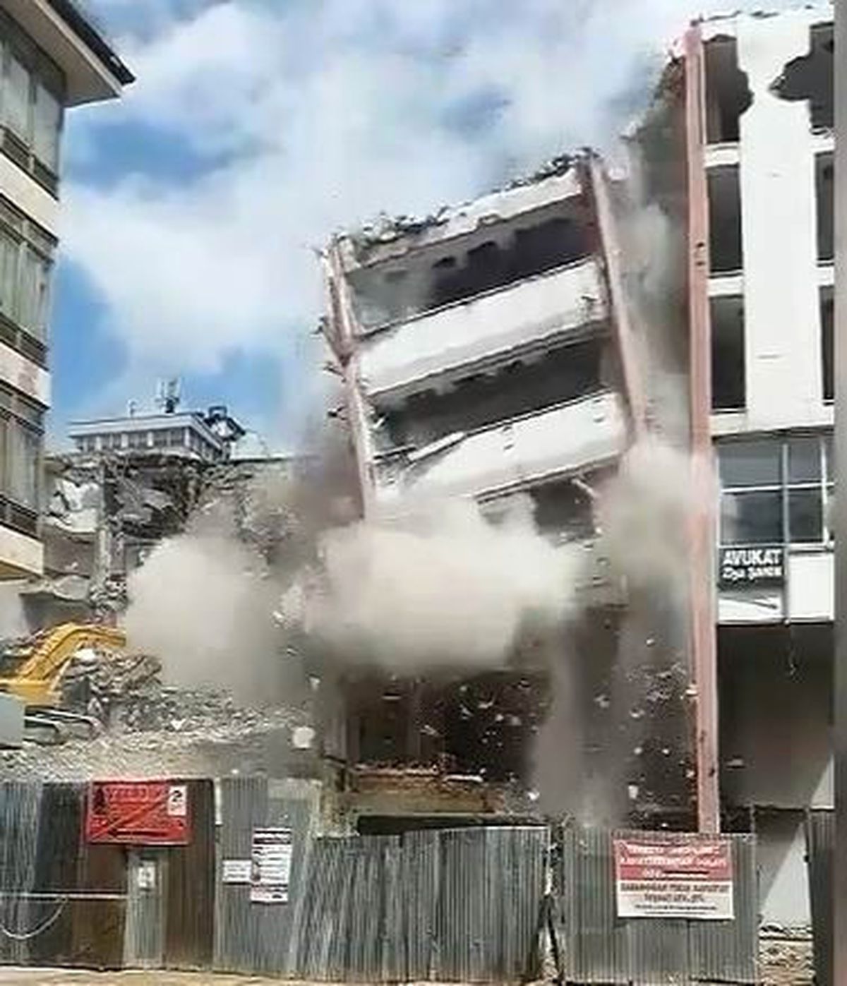Sivas Vakıflar İşhanı\'nın Yıkımı Yapıldı