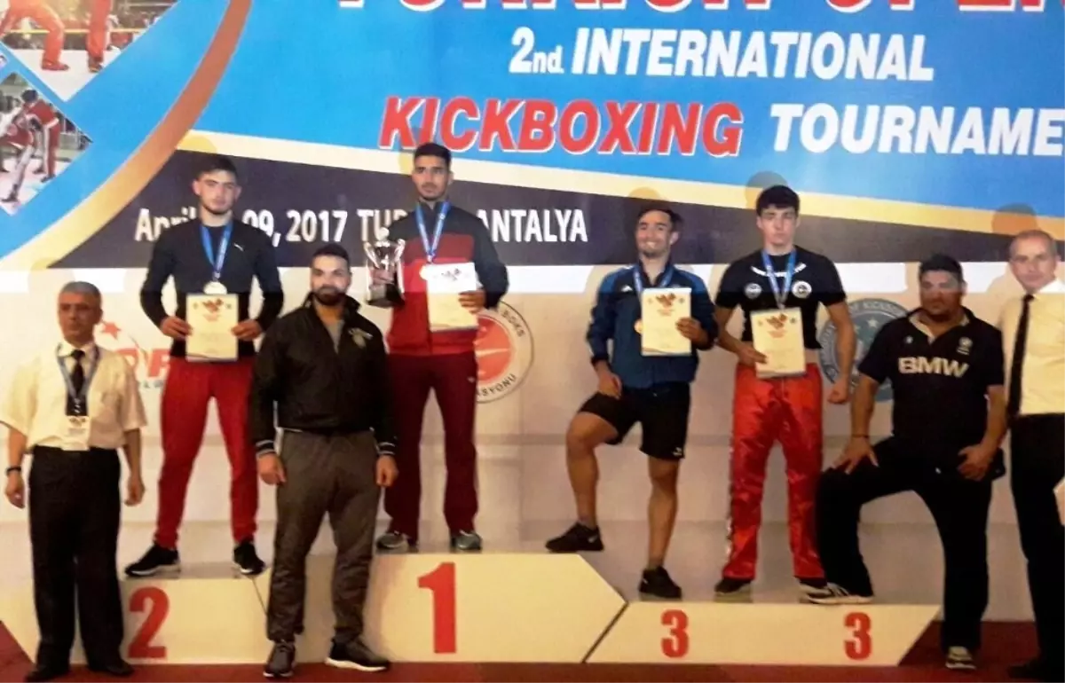 2. Uluslararası Türkiye Açık Kick Boks Turnuvası\'nda Ayvalıklı Sporcu Emre Kuru Çifte Madalya...