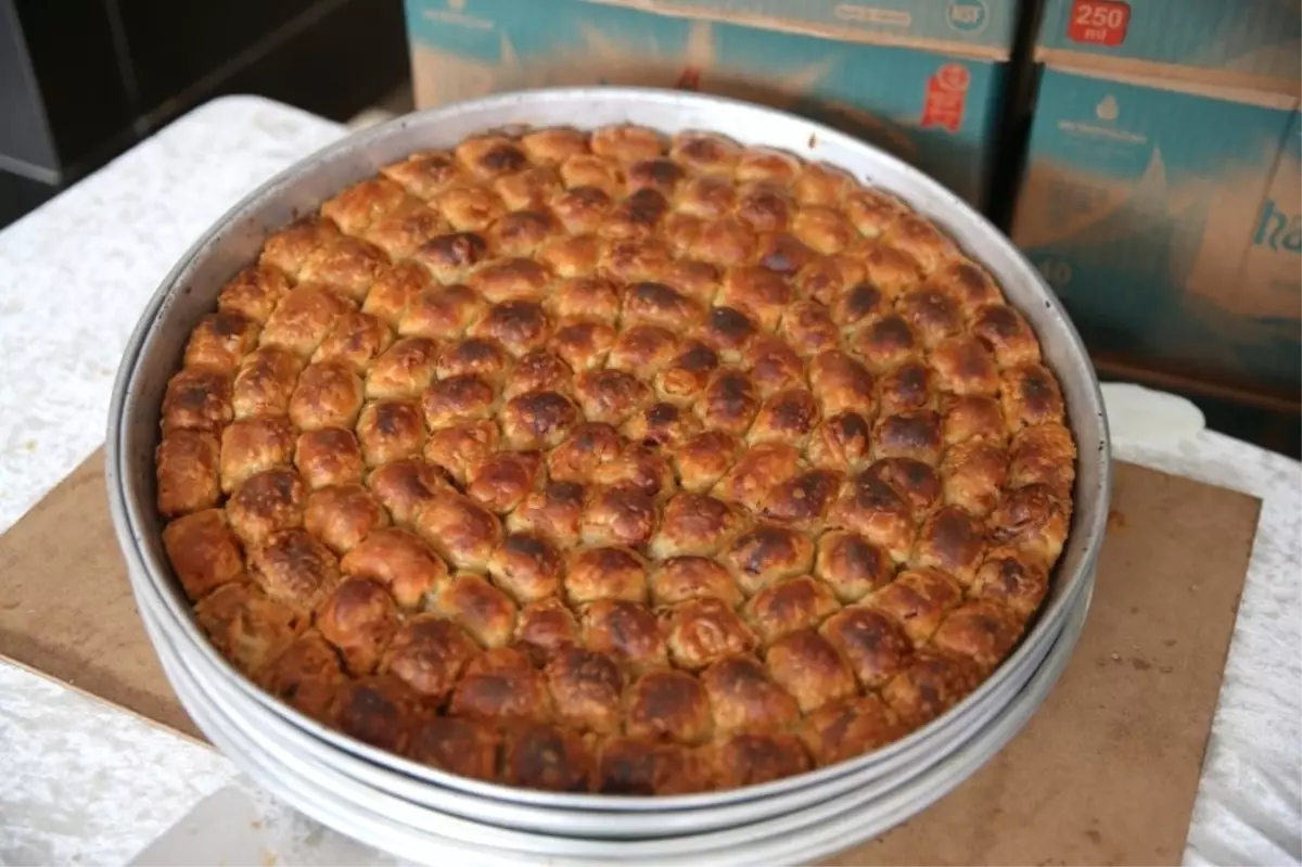 20 Bin Kişi 400 Tepsi Börek Yedi