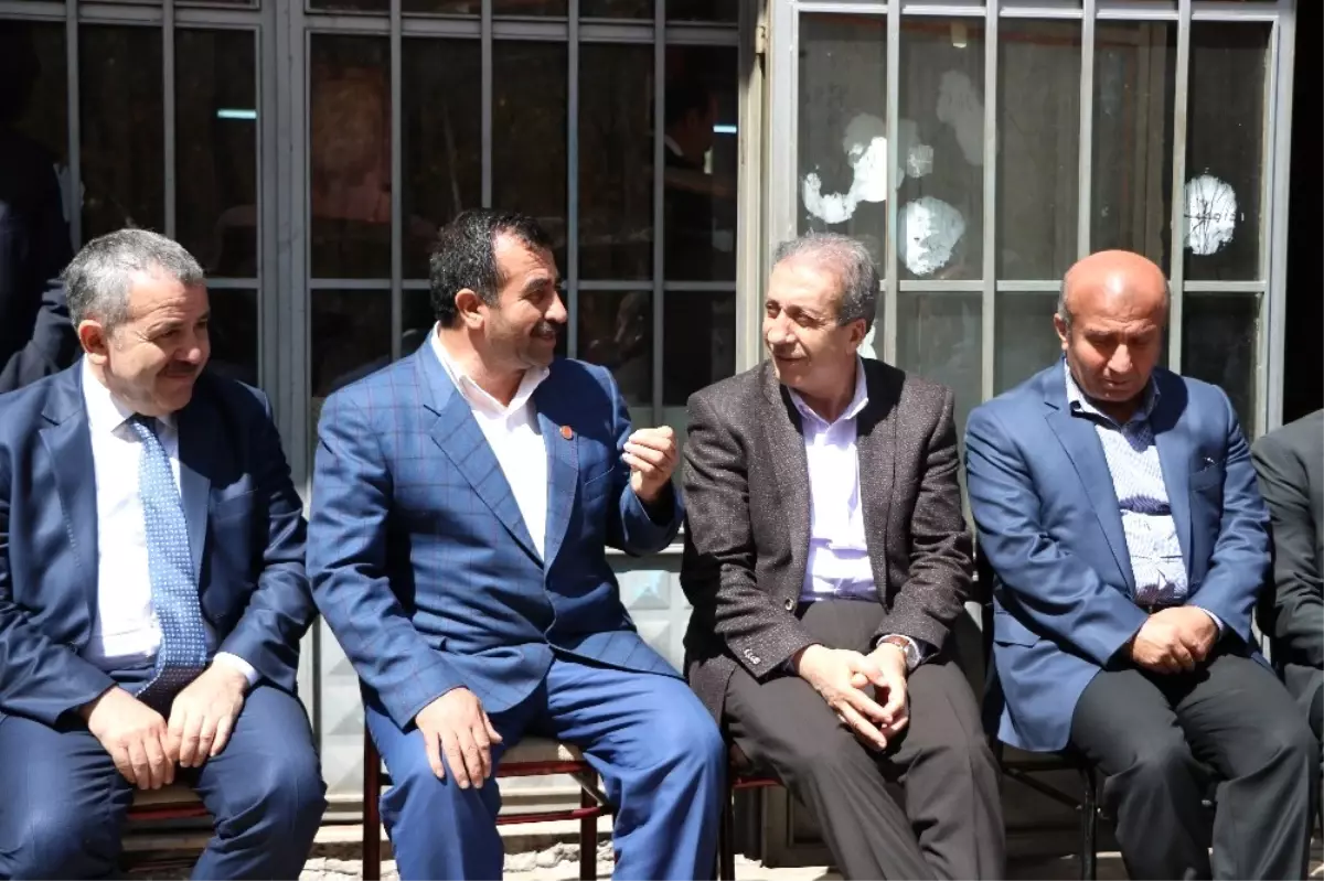 AK Parti Genel Başkan Yardımcısı,eker Kürtçe Mevlit Okuyan Genci Dinledi