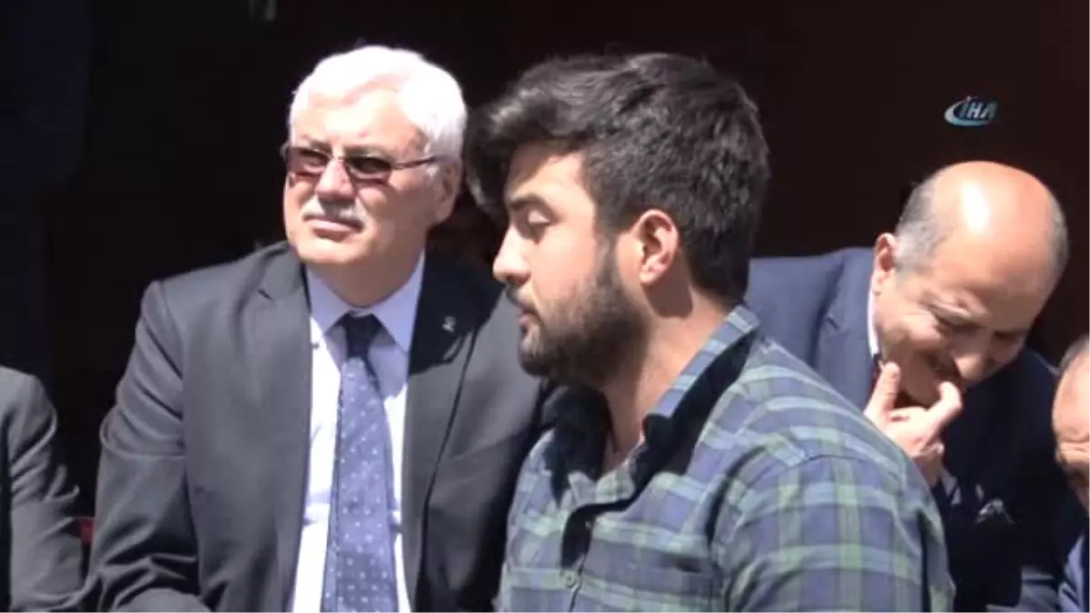 AK Parti Genel Başkan Yardımcısı Eker, Kürtçe Mevlit Okuyan Genci Dinledi