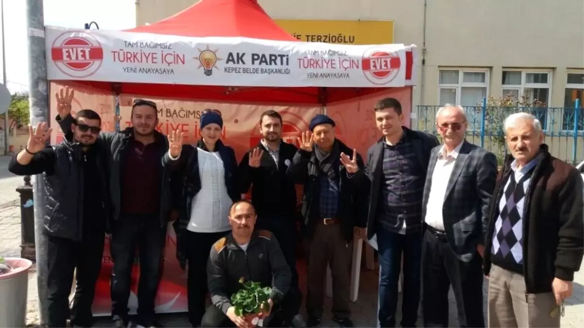 AK Parti Kepez\'de Çiçek Dağıttı