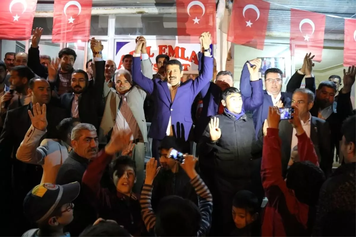 Ak Partiye Katılanlara Rozet Taktı