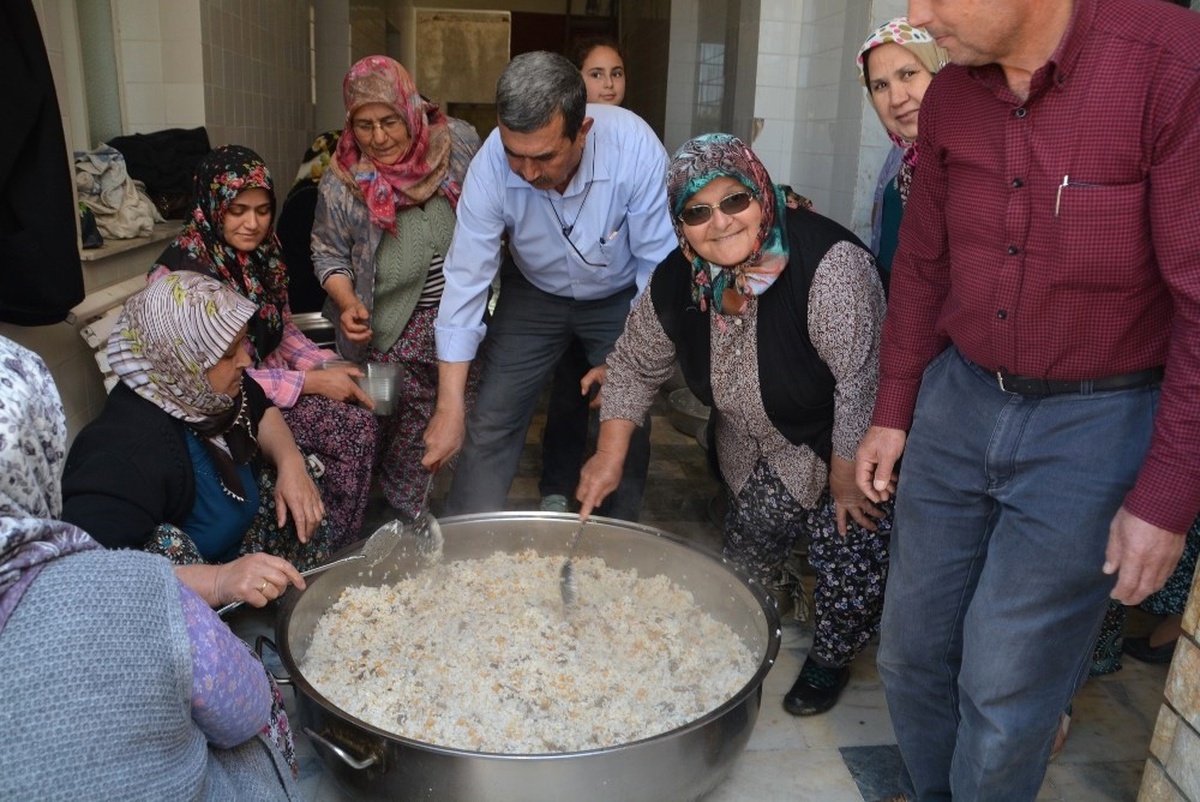 Aliağa\'da Şehitler İçin Köy Hayrı Yemeği