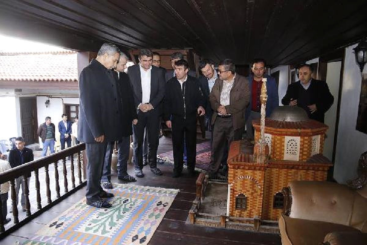 Arınç, Kula\'da Tarihi Ev ve Sokakları Gezdi
