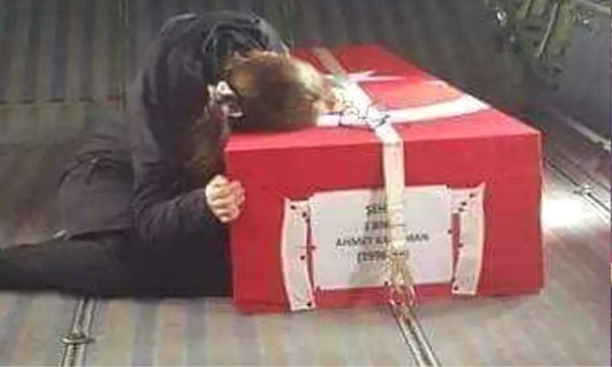 Babasının Tabutuna Sarılan Şehit Binbaşının Kızından Ağlatan Mektup