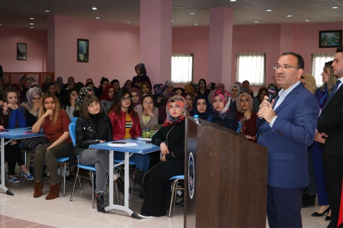Bakan Bozdağ, Yozgat\'ta Üniversite Öğrencilerinin Sorularını Yanıtladı